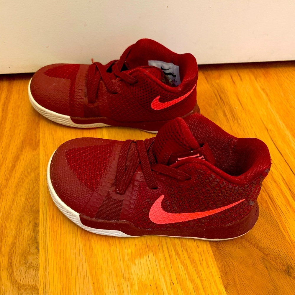 Toddler Nike tennis shoes size 6